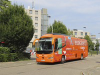 902597 Afbeelding van een bus van de Spaanse (Baskische) Euskatel-wielerploeg, bij het Hotel Ibis Utrecht (Bizetlaan 1) ...